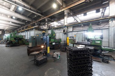 Modern otomobil imalat atölyesinin fotoğrafı. Araba üretimi. Endüstriyel manzara arka planı