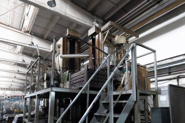 Modern otomobil imalat atölyesinin fotoğrafı. Araba üretimi. Endüstriyel manzara arka planı