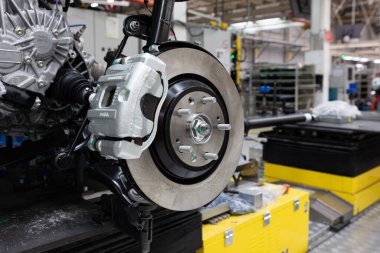 Araba cesetlerinin fotoğrafı montaj hattında. Araba üretim fabrikası. Modern otomotiv endüstrisi