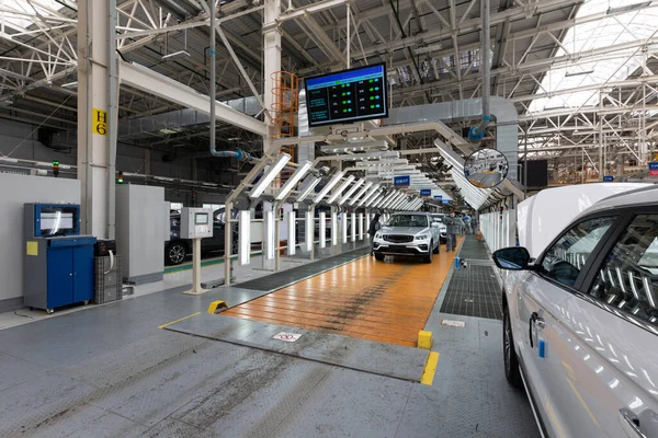 Minsk, Bielorrússia - 15 de dezembro de 2021: Linha de produção de automóveis. Planta de montagem de carro moderno. Interior de uma fábrica de alta tecnologia, fabricação — Fotografia de Stock