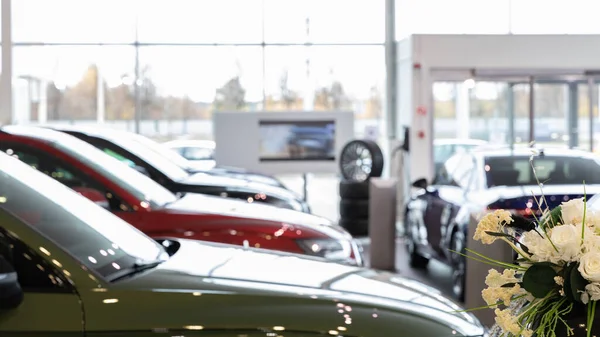 Showroom de uma concessionária oficial de carros, foto com profundidade de foco de campo em primeiro plano — Fotografia de Stock