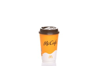 McDonalds 'dan beyaz arka planı olan bir fincan güzel Americano.