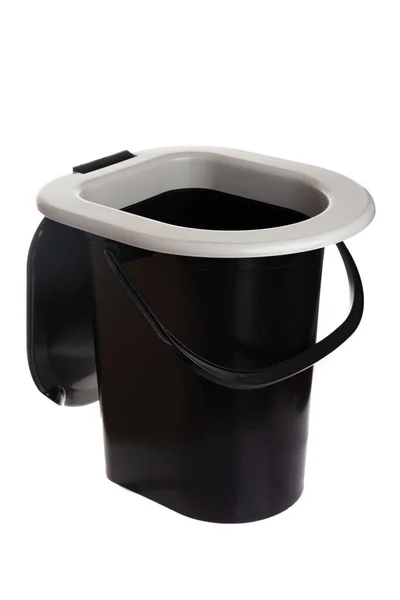 Пластикова портативна чаша туалету з кришкою О на білому ізольованому фоні, портативний туалет — стокове фото