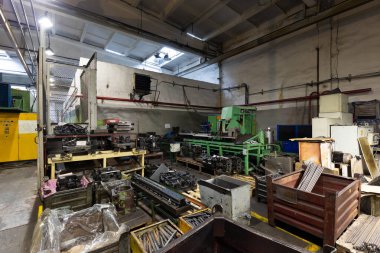 Modern otomobil imalat atölyesinin fotoğrafı. Çelik yapıları olan büyük bir sanayi binasının içi. Araba üretim tesisi. Endüstriyel kavram