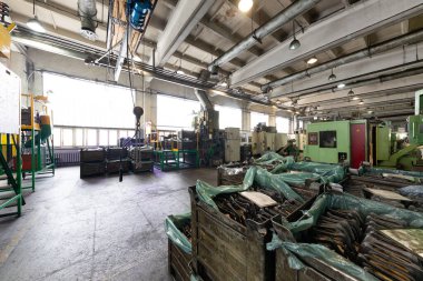 Modern otomobil imalat atölyesinin fotoğrafı. Çelik yapısı olan bir fabrika. Araba üretim tesisi. Endüstriyel manzara arka planı