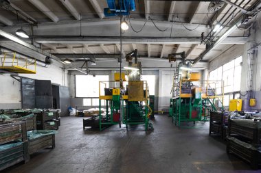 Modern otomobil imalat atölyesinin fotoğrafı. Çelik yapısı olan bir fabrika. Araba üretim tesisi. Endüstriyel manzara arka planı