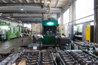 Modern otomobil üretim tesisi. Çelik yapısı olan bir fabrika. Endüstriyel manzara arka planı