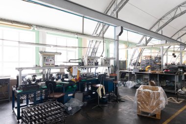 Otomobil montaj üretimi fotoğrafı. Çelik yapısı olan bir fabrika. Motor fabrikası. Bitki konsepti ve iç mekan. Endüstriyel manzara arka planı