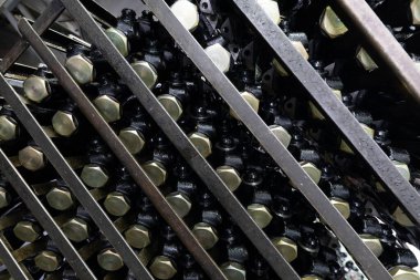 Metal otomobil parçaları ve detayların fotoğrafı. Araba montajı. Fabrika konsepti ve iç mekan. Soyutlama