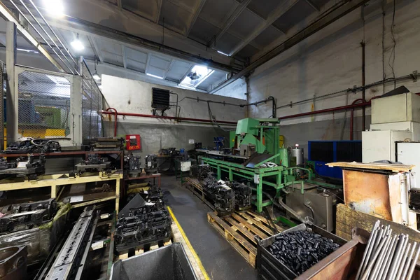 现代自动化汽车制造车间的照片。一个有钢结构的大型工业厂房的内部。汽车制造厂。工业概念 — 图库照片