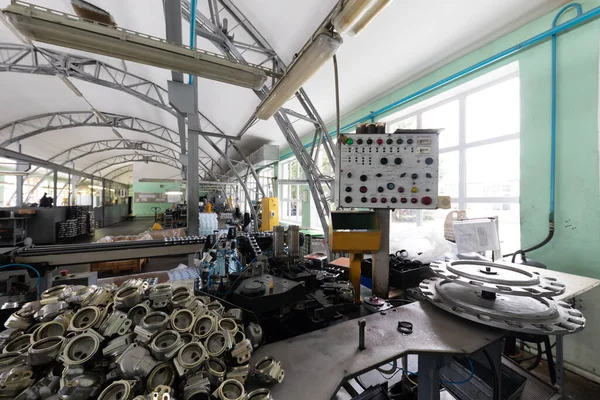 Foto der Automobilmontageproduktion. Fabrik mit Stahlkonstruktionen. Anlagenkonzept und Innenausbau — Stockfoto