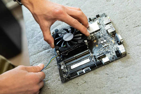 Foto de mano monta un bloque de sistema de monitor de computadora en una cinta transportadora en una planta de montaje monobloque. Fábrica moderna de alta tecnología —  Fotos de Stock