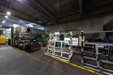 Modern otomobil imalat atölyesinin fotoğrafı. Çelik yapıları olan büyük bir sanayi binasının içi. Araba üretim tesisi. Endüstriyel kavram