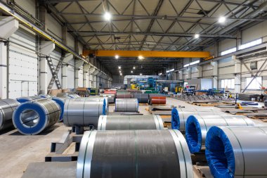 Metal levha profil oluşturma makinesi, çatı için çelik döşeme işlemi, endüstriyel üretim. Bitki ve fabrikanın arka planı. Endüstriyel kavram