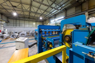 Çatı için metal fayans üretim hattı. Metal fabrikası atölyesinde çelik oluşturma makinesi