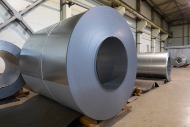 Metalik makine üretim hattındaki çatı için metal fayansların yakın plan fotoğrafı. Fabrikada soğuk çelik bobinler var.