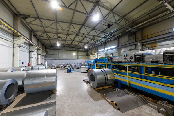 Foto de telhado de aço formando máquina. Máquina industrial para bobinas de telhado de chapa de metal cortadas. Fábrica e planta de fundo — Fotografia de Stock