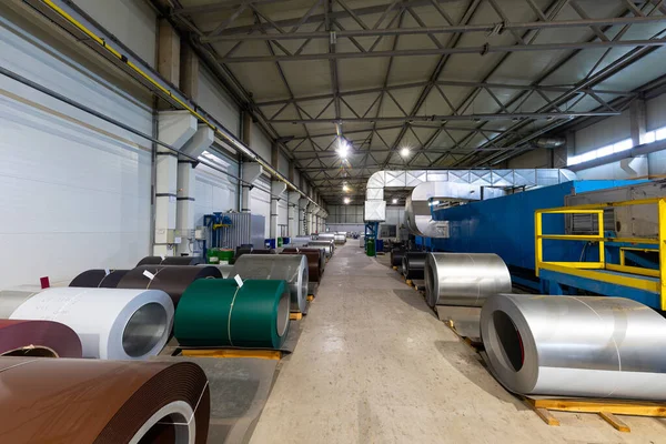 Foto de telhado de aço formando máquina. Máquina industrial para bobinas de telhado de chapa de metal cortadas. Fábrica e planta de fundo — Fotografia de Stock