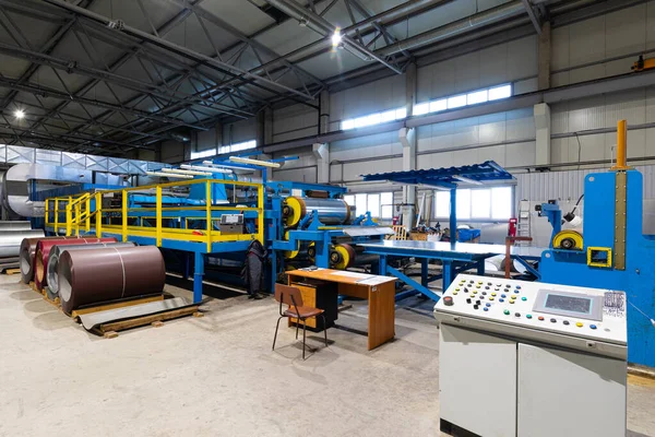 Foto de rollo de chapa de acero galvanizado pintado en la máquina de corte, ferretería y metalurgia en fábrica. Concepto vegetal — Foto de Stock