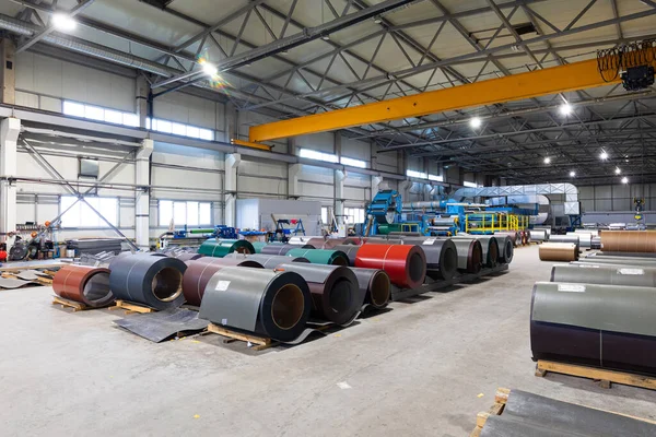 Metalen plaat profiel vormen machine, proces van het maken van stalen tegel voor het dak, industriële productie. Achtergrond van fabriek en fabriek. Industrieel concept — Stockfoto