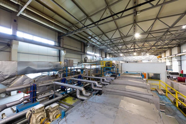 Productielijn van metalen dakpannen. Staal vormen machine in metaalbewerking fabriek workshop — Stockfoto