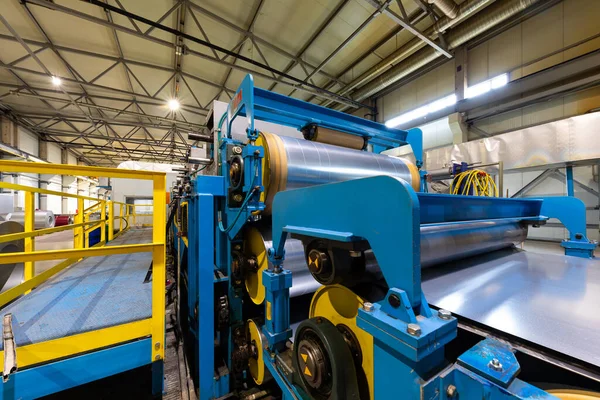 Foto de telhado de aço formando máquina. Máquina industrial para bobinas de telhado de chapa de metal cortadas. Processo de fabricação de telha de aço para telhado — Fotografia de Stock