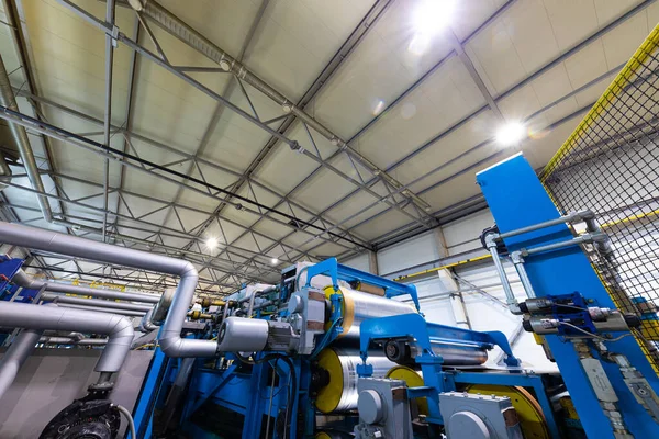 Copertura in acciaio che forma macchina. Macchina industriale per taglio coils tetto in lamiera. Processo di fabbricazione di piastrelle in acciaio per tetto — Foto Stock