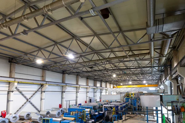 Foto van de productielijn van metalen dakpannen. Staal vormen machine in metaalbewerking fabriek workshop. Metalen plaat profielmachine. Achtergrond van de installatie — Stockfoto