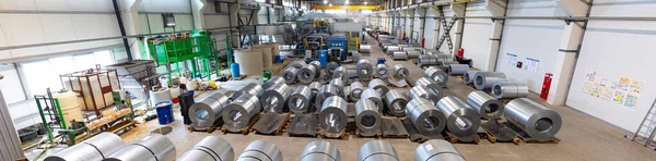 Foto panorâmica da linha de produção de telha de metal para telhado. Máquina formadora de aço na oficina de fábrica de metalurgia. Máquina de perfil de chapa metálica. Antecedentes da planta — Fotografia de Stock