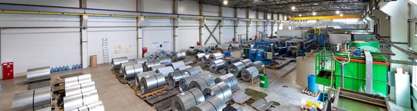 Fotografía panorámica de rollo de chapa de acero galvanizado pintado en la máquina de corte, ferretería y metalurgia en fábrica. Máquina industrial para bobinas de techo de chapa de metal cortadas —  Fotos de Stock