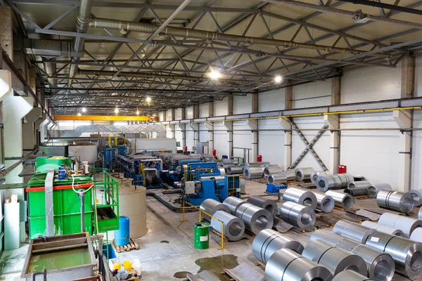 Foto de rollo de chapa de acero galvanizado pintado en la máquina de corte, ferretería y metalurgia en fábrica. Máquina industrial para bobinas de techo de chapa de metal cortadas — Foto de Stock