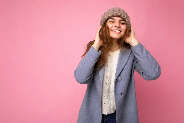 Atraktivní úsměv šťastný mladý brunet žena stojící izolované přes barevné pozadí zdi na sobě každodenní stylový outfit ukazující emoce obličeje při pohledu do kamery — Stock fotografie