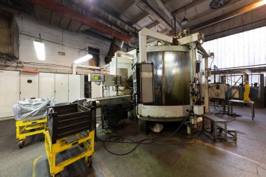 Modern otomobil imalat atölyesinin fotoğrafı. Araba üretimi. Endüstriyel manzara arka planı