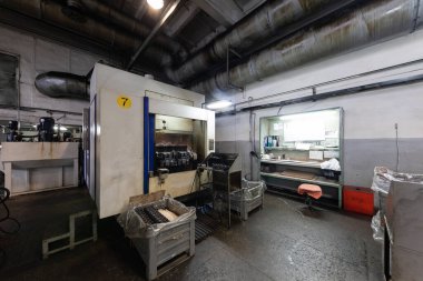 Modern otomobil imalat atölyesinin fotoğrafı. Çelik yapısı olan bir fabrika. Bitki konsepti ve iç mekan