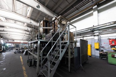 Modern otomobil imalat atölyesinin fotoğrafı. Araba üretimi. Endüstriyel manzara arka planı