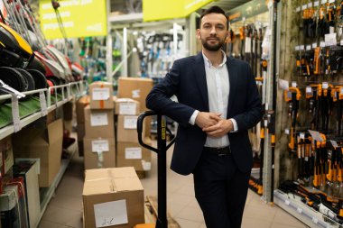 Alet ve bahçe ekipman bölümünde bir hırdavatçı