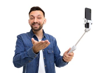 Adam internetten yayın yapıyor..