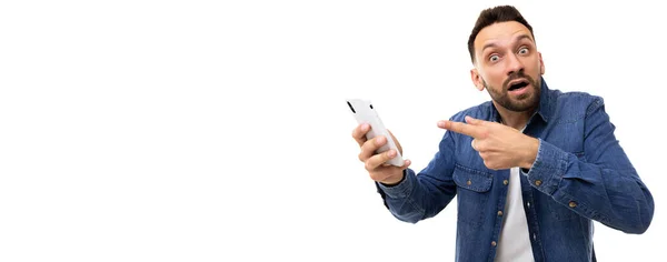 在白色背景下 大胡子男人在手机上表现出一种迷惑的手势 — 图库照片