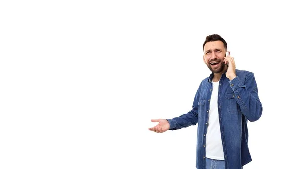 Boze man praat aan de telefoon gebaren met zijn handen — Stockfoto