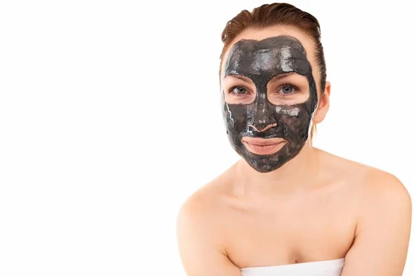 Krásná žena středního věku s čistící hliněnou maskou na tváři, koncept kosmetiky a péče o nejstarší ženskou pleť obličeje — Stock fotografie