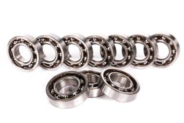 İzole edilmiş beyaz bir arkaplanda bilye dağılımı