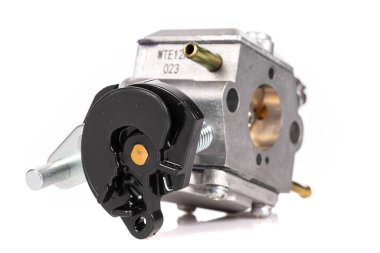 Beyaz yalıtılmış arka planda alüminyumdan yapılmış bahçe ekipmanları için modern karbüratör