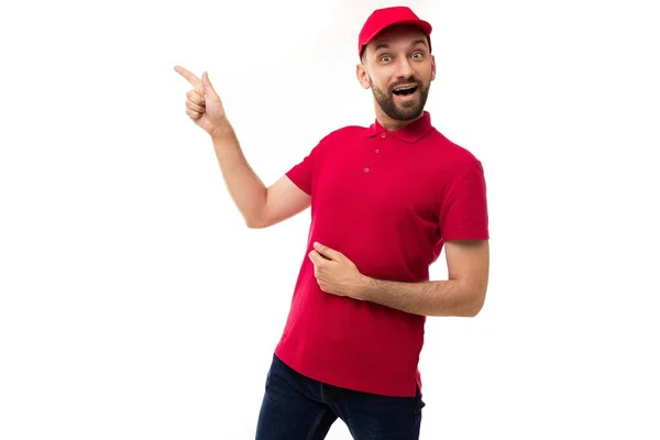 Leverans kurir i röd uniform gester till vänster — Stockfoto