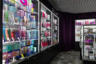 Minsk, Belarus - 20 Aralık 2021: Seks için aksesuar dükkanı ve aşıklar için hediyeler