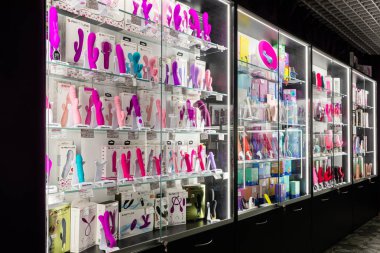 Minsk, Belarus - 20 Aralık 2021: içinde mastürbasyon ve cinsel tatmin ürünleri olan bir seks dükkanı.