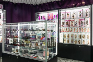 Minsk, Belarus - 20 Aralık 2021: içinde mastürbasyon ve cinsel tatmin ürünleri olan bir seks dükkanı.