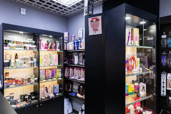 Minsk, Belarus - 20 Aralık 2021: Seks için aksesuar dükkanı ve aşıklar için hediyeler