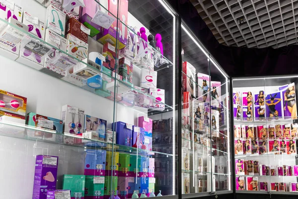 Minsk, Belarus - 20 Aralık 2021: Seks malzemeleri satan bir dükkan.