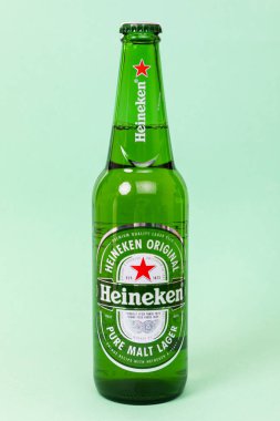 MINSK, BELARUS - 14, 2021: Yeşil cam bira şişesi Heineken