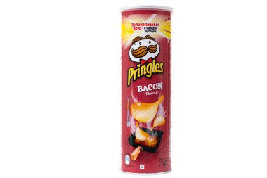 Beyaz arka planda Pringles 'da patates cipsi paketleme